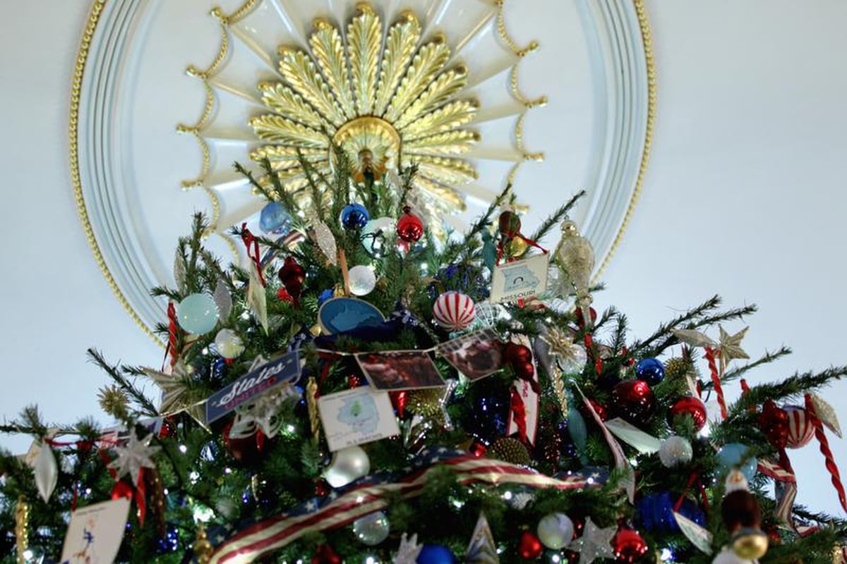 Obama gives federal employees the day after Christmas off