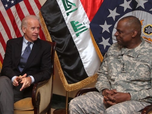 نائب الرئيس آنذاك جو بايدن ، إلى اليسار ، يلتقي بقائد القوات الأمريكية في العراق آنذاك الجنرال لويد أوستن ، إلى اليمين ، في بغداد ، 29 نوفمبر ، 2011 (Ahmad Al-Rubaye / AFP via Getty Images)