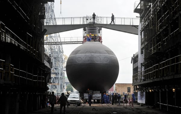 İşçiler, 28 Ağustos 2014 tarihinde Saint Petersburg'daki Amiralty Tersanesi'nde Rus dizel-elektrik saldırı denizaltısı Stary Oskol'un açılış törenini hazırladılar. (Olga Maltseva / Getty Images aracılığıyla AFP)
