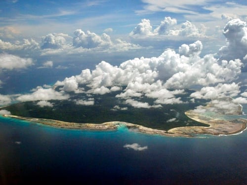 14 Kasım 2005 tarihli bu fotoğrafta, bulutlar Hindistan'ın güneydoğu Andaman ve Nicobar Adaları'ndaki Kuzey Sentinel Adası'nın üzerinde asılı duruyor. (Gautam Singh / AP)