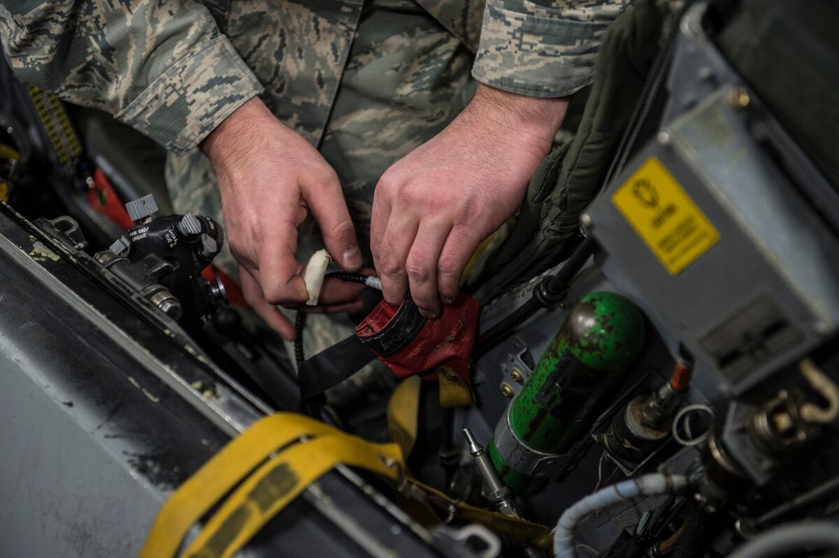 Air Force, firm looking to hire 638 fighter jet mechanics