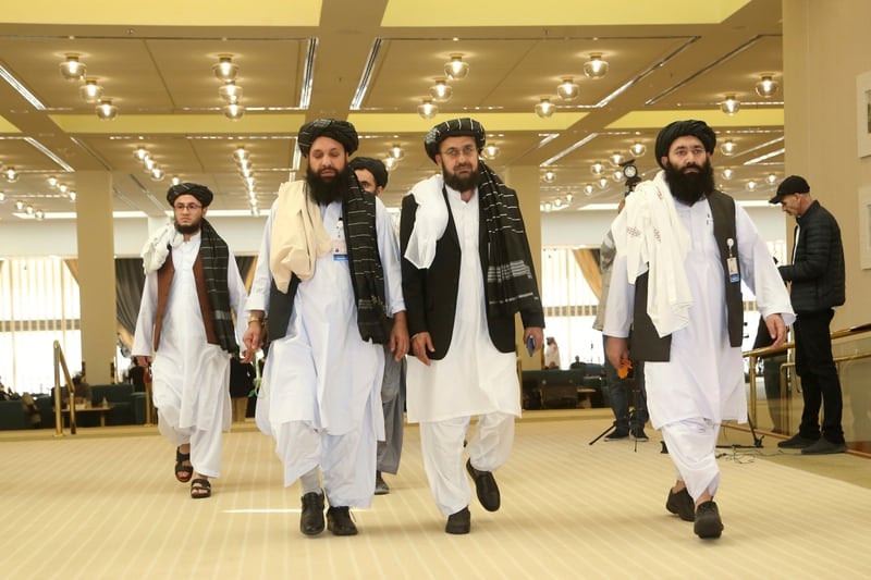 وفد طالبان الأفغاني يصل إلى اتفاق التوقيع بين طالبان والمسؤولين الأمريكيين في الدوحة ، قطر ، السبت 29 فبراير ، 2020. (حسين سيد / أ ف ب)