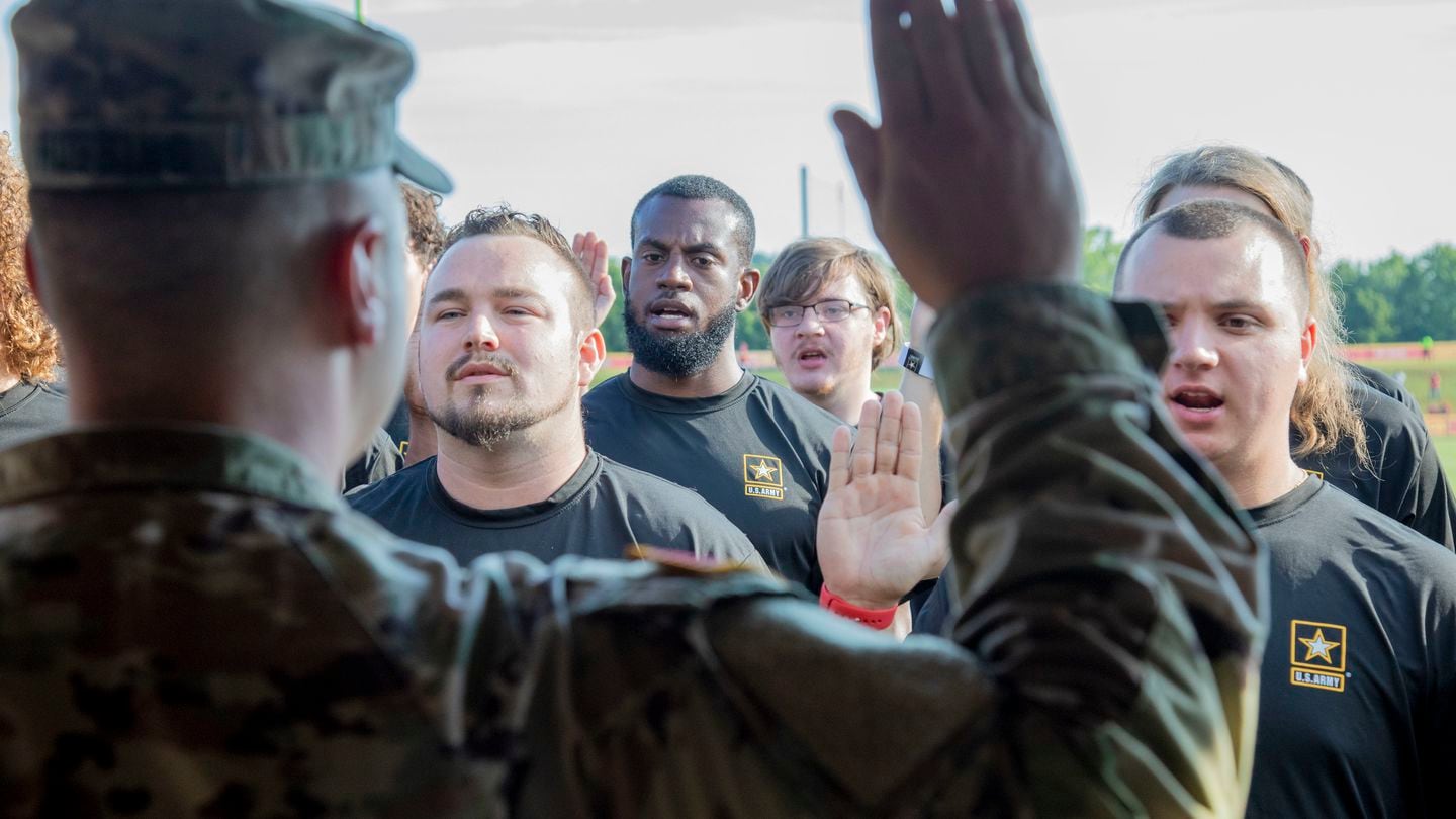 D’Wayne Thorpe (center), a U.S. Army Kansas City Recruiting Battalion recruit, recites the U.S. Army Oath of Enlistment, Aug. 18, 2022, in St. Joseph, Missouri. (Spc. Alvin Conley/Army)