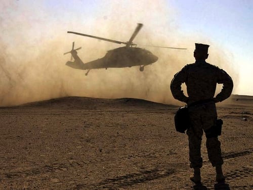 الجنرال جيمس ماتيس من قوة مشاة البحرية الأولى يشاهد الجنرال مايكل هاجي يغادر في طائرة هليكوبتر بلاك هوك في الصحراء الكويتية جنوب العراق يوم الأربعاء 5 فبراير 2003. هاجي ، قائد مشاة البحرية وقائد سلاح مشاة البحرية كان في الكويت لزيارة القوات.  (AP Photo / Laura Rauch)