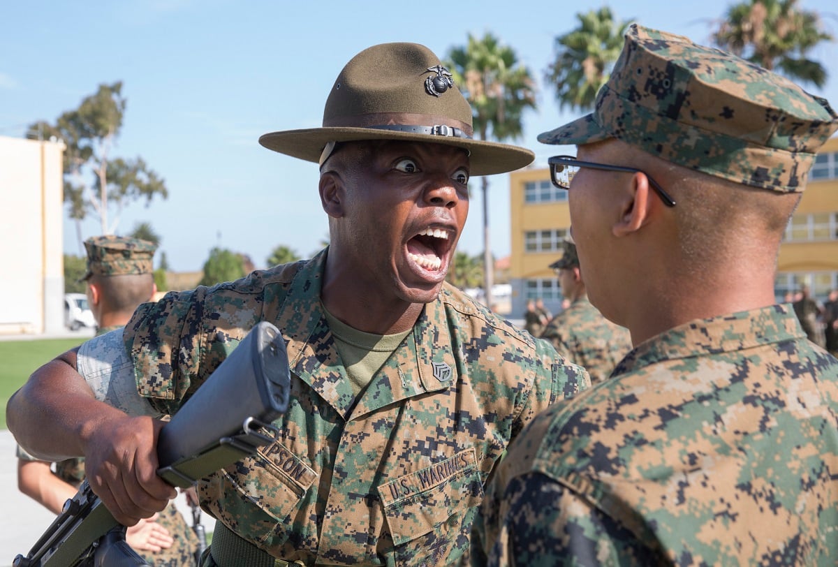 Сержант говорить. Дрилл сержант Marines. Дрилл инструктор США. Инструктор USMC США. Дрилл сержант цельнометаллическая оболочка.