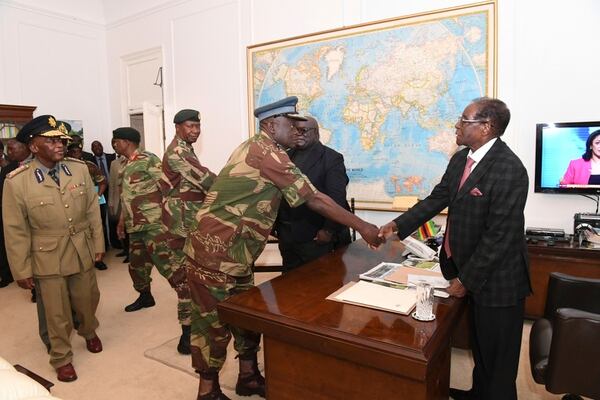 Zimbabwean President Robert Mugabe, right, meets with Defence Forces generals in Harare at State House , Sunday, Nov, 19, 2017. (AP)