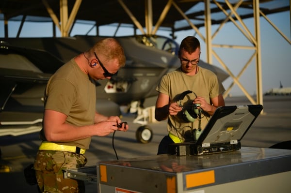 380. Sefer Uçak Bakım Filosundan ABD'li hava adamları, 24 Nisan 2019'da Birleşik Arap Emirlikleri, Al Dhafra Hava Üssü'nde bir F-35A fırlatmaya hazırlanıyor. F-35 sahipleri, jetin sağlığını izlemek için Otonom Lojistik Bilgi Sistemini kullanıyor. (Staff Sgt. Chris Drzazgowski / ABD Hava Kuvvetleri)