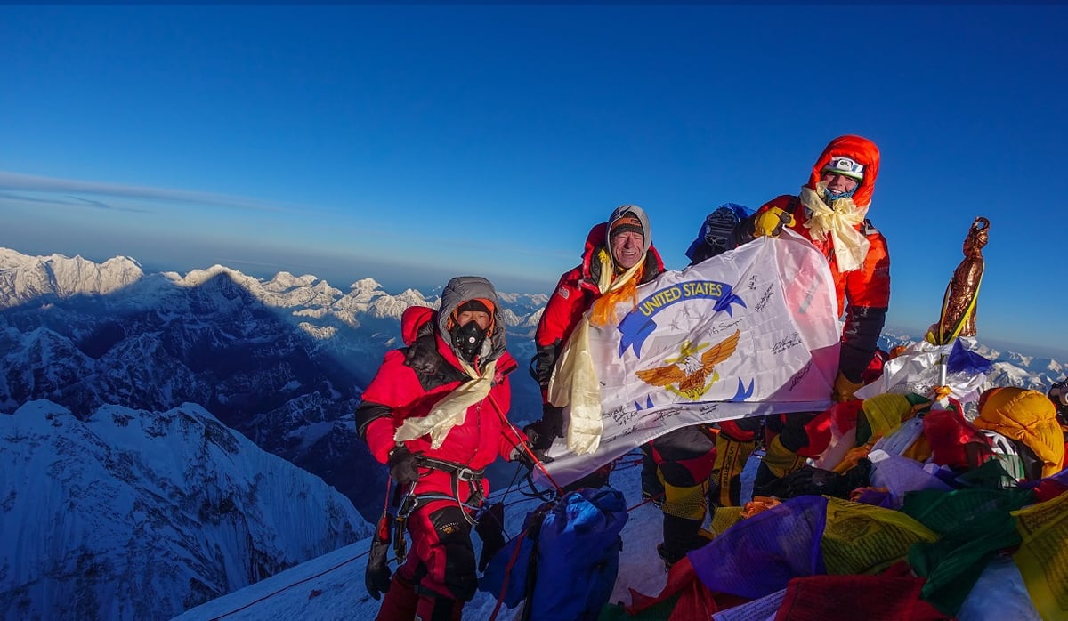 Mountaineer Flies 7th Fleet Flag On Earth S Highest Peak