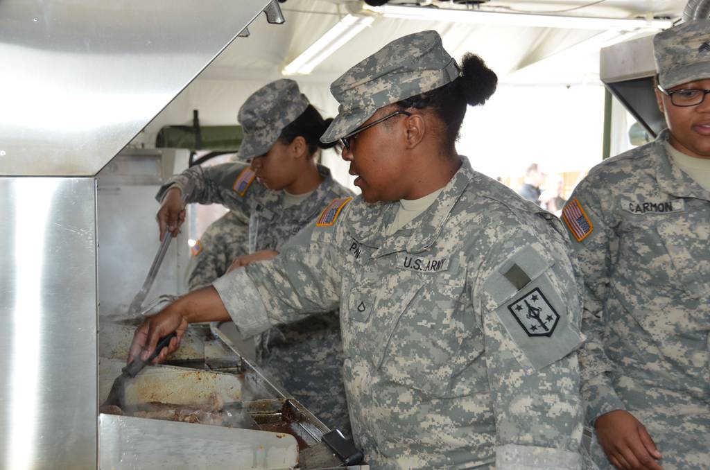 Army cooks test new battlefield kitchen appliances