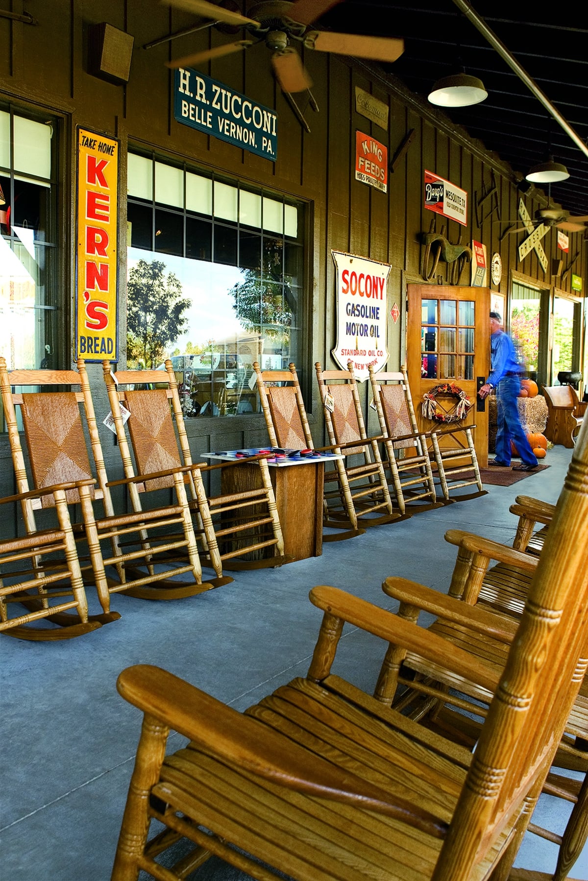cracker barrel to donate rocking chairs to military families