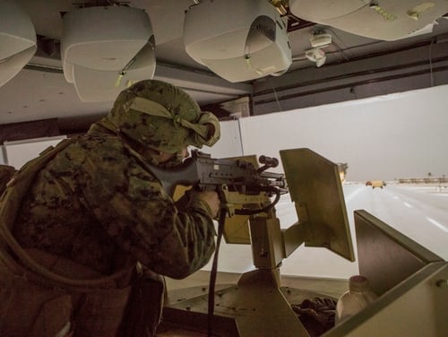 Lanza marina Cpl.  Briar Hasty participa en el entrenamiento del simulador de convoy de combate en Quantico, Virginia, el 19 de febrero de 2015 (Cpl. Desire M. Mora / Marine Corps).