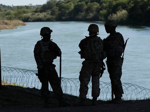 ABD ordusunun üyeleri, 16 Kasım 2018 Cuma günü Teksas, Laredo'da, ABD-Meksika sınırındaki Juarez-Lincoln Köprüsü yakınındaki Rio Grande kıyıları boyunca birden fazla akordiyon teli kuruyor. (Eric Gay / AP)