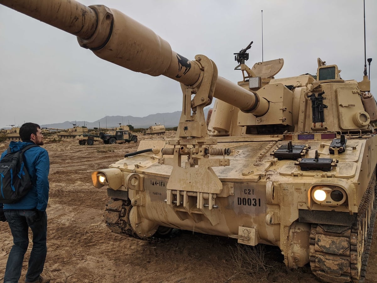 Automatic loading of ammunition with Robotic arms used in the US Army’s new Artillery System