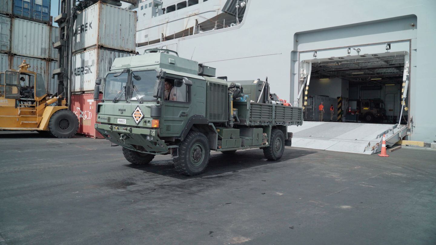 An HX-60 truck of the New Zealand Army drives off the HMNZS Canterbury at Lautoka Port in Fiji. (New Zealand Defence Force)