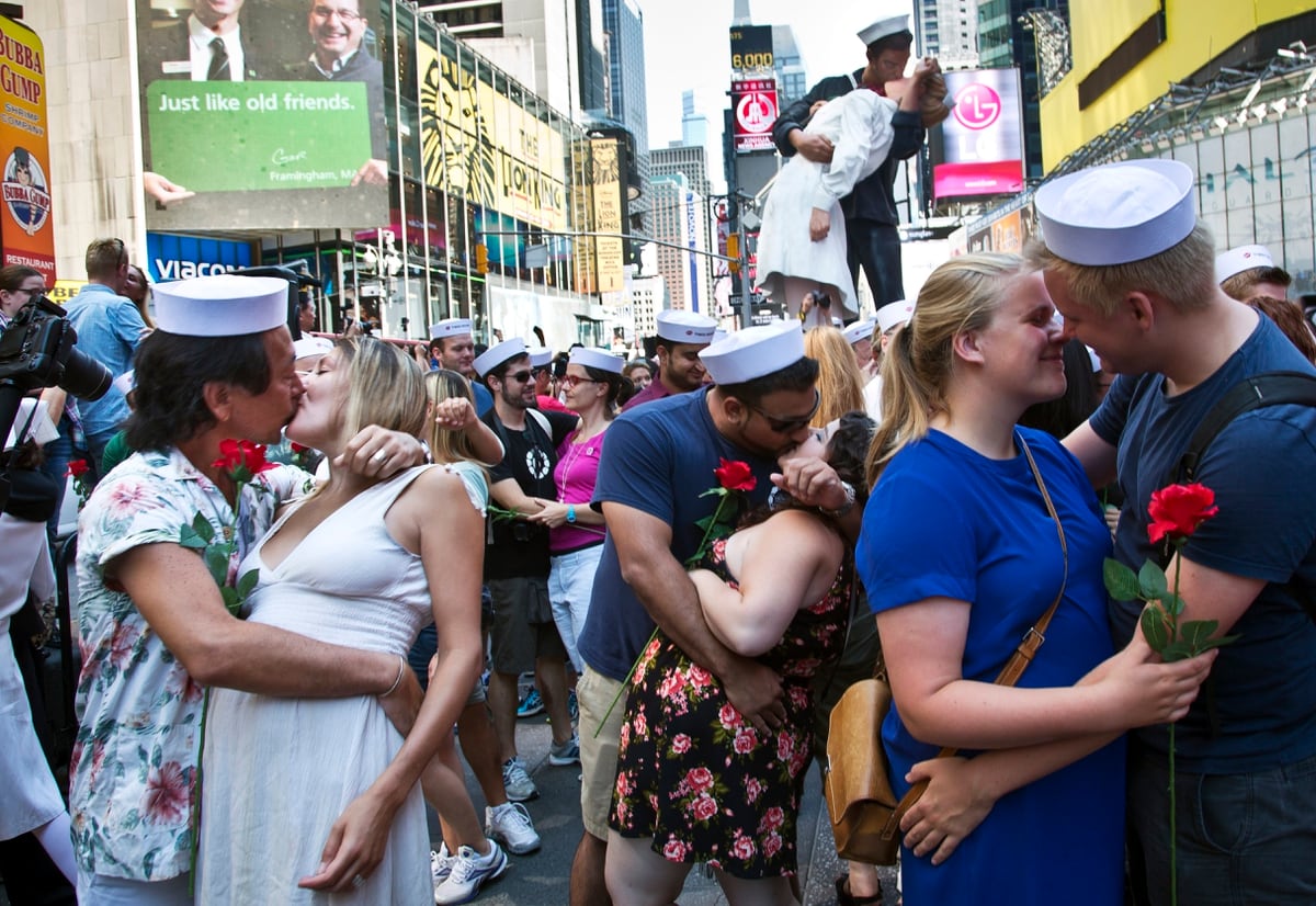 Couples Gather In Times Square To Re Enact V J Day Kiss
