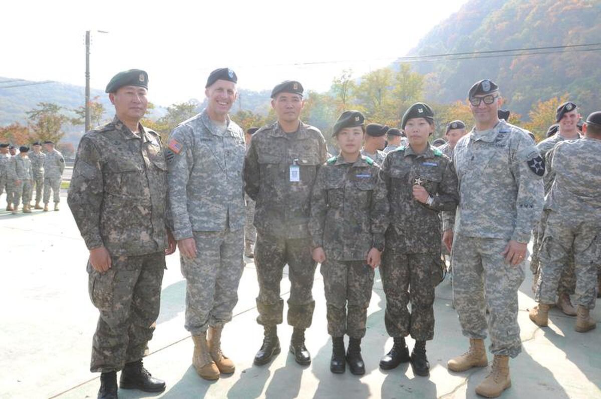 2 Korean Soldiers Are The First Women To Earn Expert Infantryman Badge