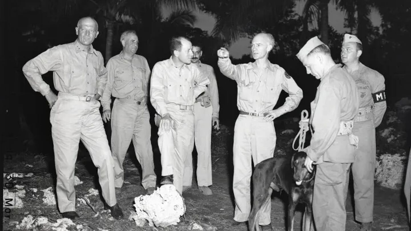 Ernie Pyle talks to Maj. Gen. Graves B. Erskine during Pyle’s first trip into the Pacific on Jan. 22, 1945. Previously, he wrote about “GI Joe” from the European Theater of Operations. From left to right: Maj. Gen. Erskine, Lt. Comdr. Max Miller, Col. Robert E. Hogaboom, Ernie Pyle, PFC James R. Jerele, Pvt. Louie E. White, and Jeep (dog). (Tech Sgt. Mundell, courtesy of the U.S. National Archives)