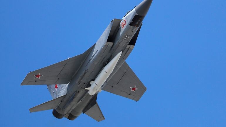 Russia S Hypersonic Missile Debuts Alongside New Military