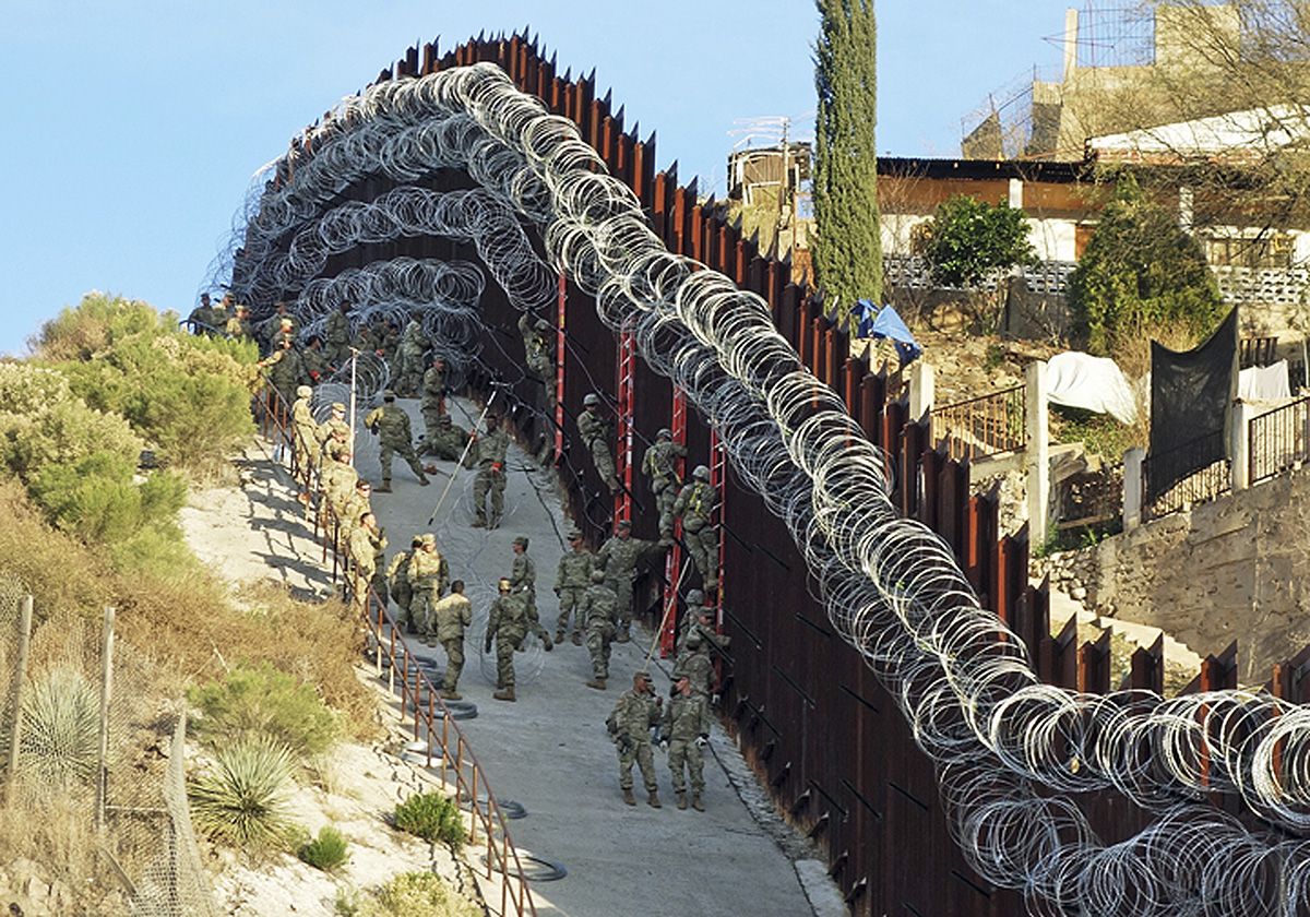 Arizona city officials want troop-installed razor wire removed