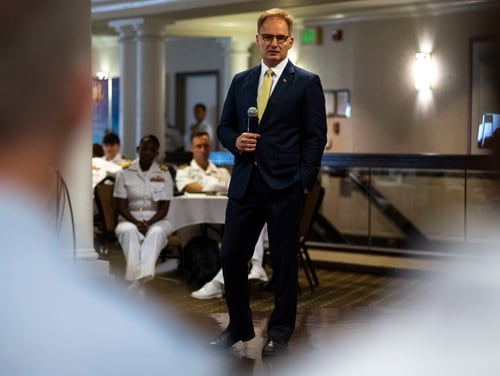Deniz Kuvvetleri Sekreteri Thomas Modly Salı günü istifa etti. (MC2 Jason Isaacs / Deniz Kuvvetleri)