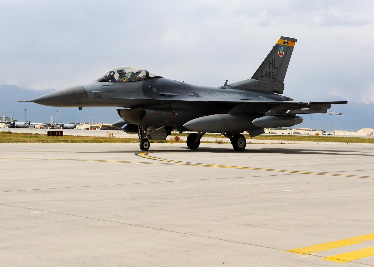 F 16 Fighting Falcons From Hill Afb To Get New Homes As Pilot Training Aircraft