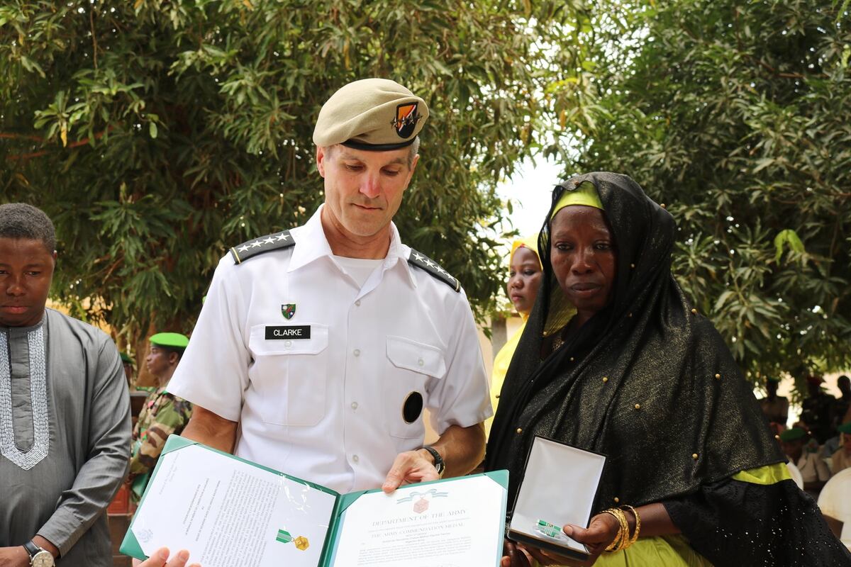Army General Awards Medals To Nigeriens Who Fought Died Alongside