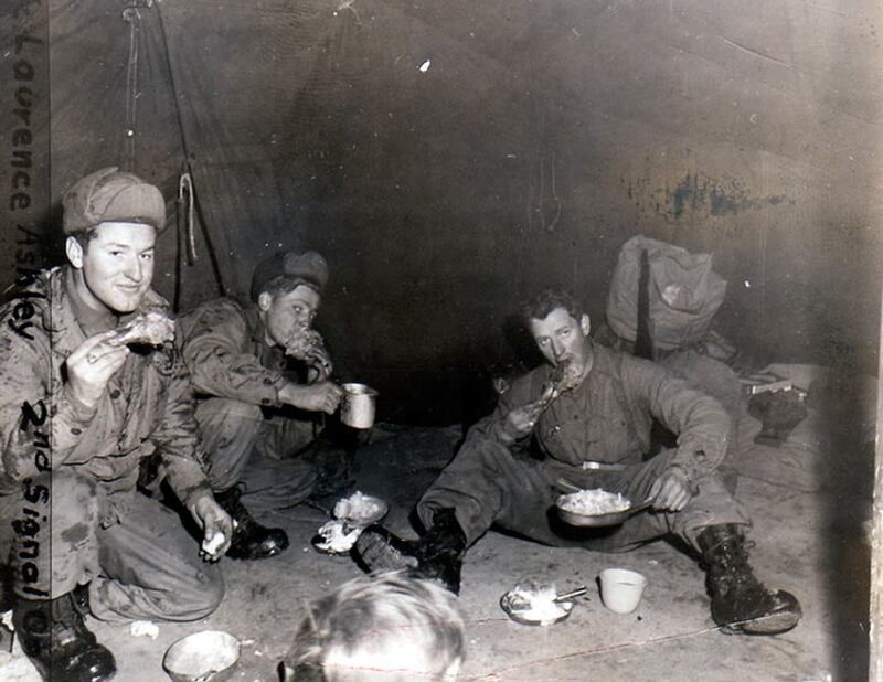 جنود من السرية F ، فوج المشاة التاسع ، فرقة المشاة الثانية الأمريكية يتناولون عشاء عيد الميلاد في كوريا عام 1951. (الجيش)