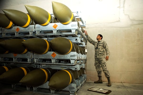 Sargento de personal  Jeric HernÃ¡ndez, inspector de control de calidad del 86.o EscuadrÃ³n de Municiones, mira un nuevo envÃ­o de artillerÃ­a grande en la Base AÃ©rea de Ramstein, Alemania, el 19 de octubre. (Piloto Principal Joshua Magbanua / Fuerza AÃ©rea)