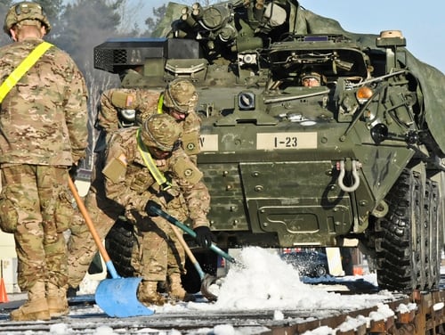 جنود فوج الفرسان الثاني يقومون بتحميل Strykers ليتم نقلهم بالقطار خلال عملية Atlantic Resolve في يناير 2015 في Rose Barracks ، ألمانيا.