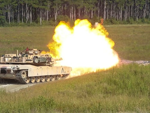 Deniz Piyadeleri M1A1 Abrams tank topçuları, ana top mermileri patladığında programlayabilecektir. (Lance Cpl. Holly Pernell)