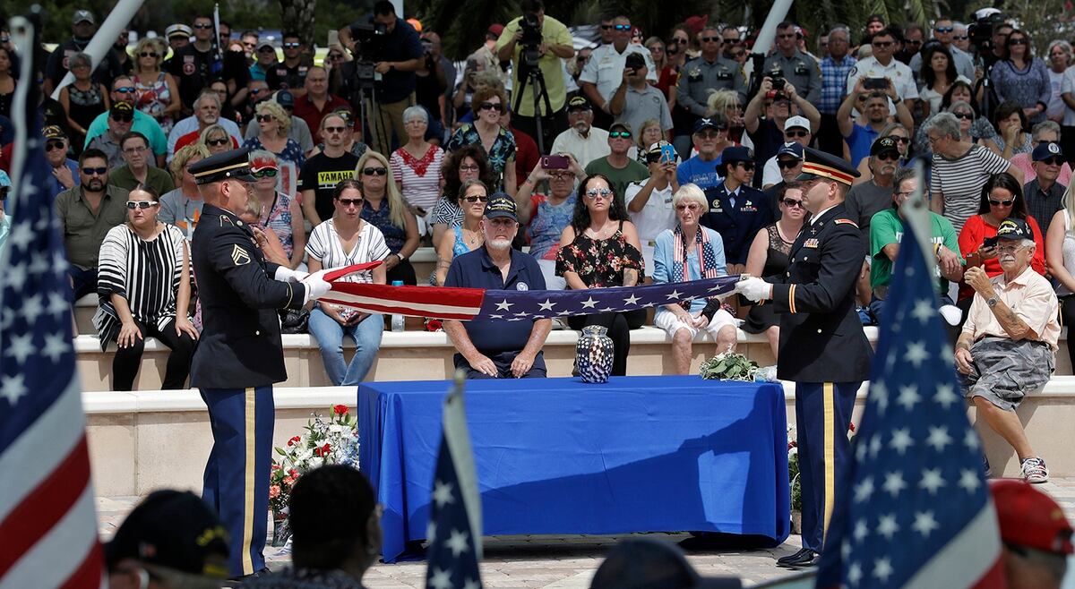 2 000 Plus Attend Funeral Of Florida Veteran With No Kin