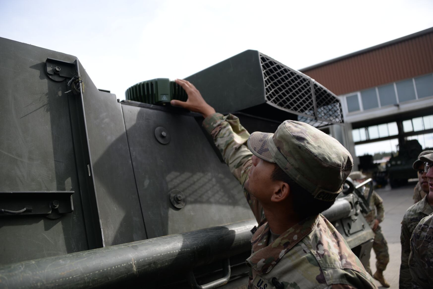 Un soldat vérifie une antenne sur un véhicule Stryker équipé du système PNT assuré monté de génération 1.  MAPS est l'une des nombreuses capacités que l'Armée de terre prévoit de passer éventuellement à son approche plug-and-play.  (John Higgins / PEO IEW & S Affaires publiques)