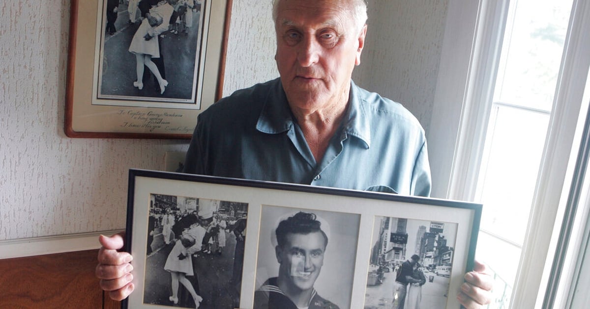 Sailor In Iconic V J Day Times Square Kiss Photo Dies At 95