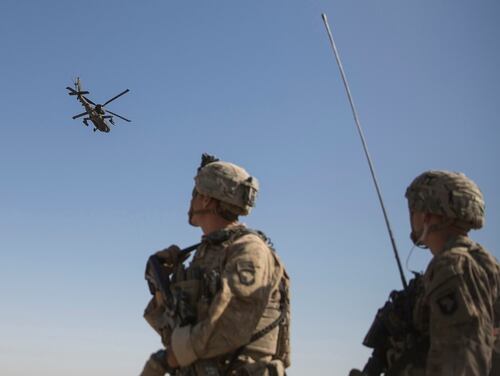 توفر مروحية هجومية من طراز AH-64 Apache الأمن من أعلى بينما تقوم CH-47 Chinooks بتسليم الإمدادات للجنود الأمريكيين في 10 يونيو 2017 في بوست ايرفيلد ، أفغانستان.  (الرقيب جوستين تي. Updegraff / مشاة البحرية الأمريكية عبر AP)