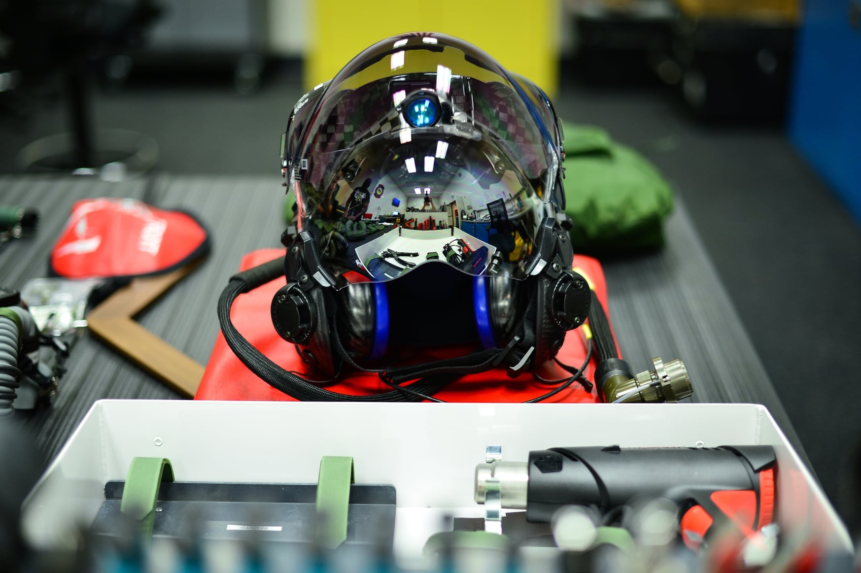 Le casque F-35 Gen III dispose de six caméras externes ainsi que d'une vision nocturne intégrée. (R. Nial Bradshaw / US Air Force)
