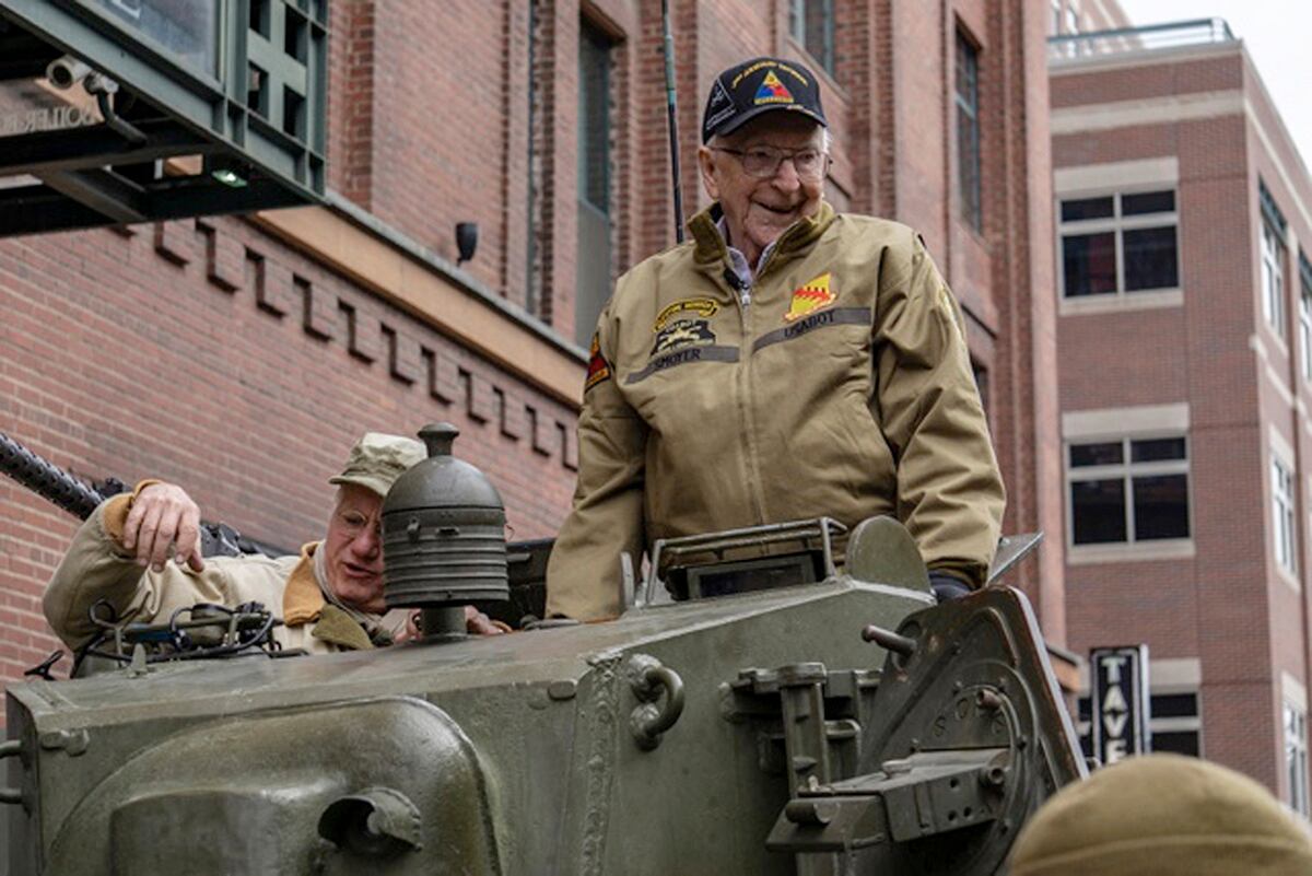 Wwii Tank Gunner Now 95 Pays Tribute To The Highest Ranking