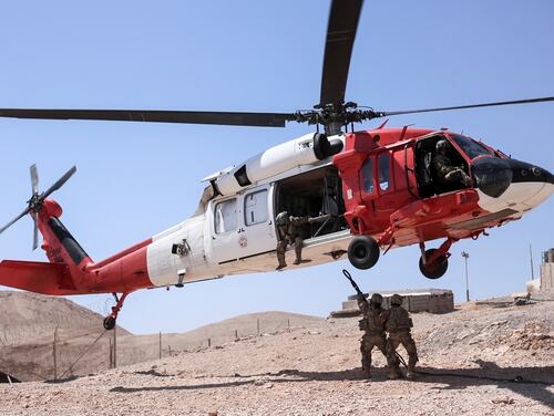U.S. soldiers hook a sling-load to a Task Force Sinai UH-60 Black Hawk at a remote site, Sept. 12, 2019. (Capt. Mark Scott/Army)