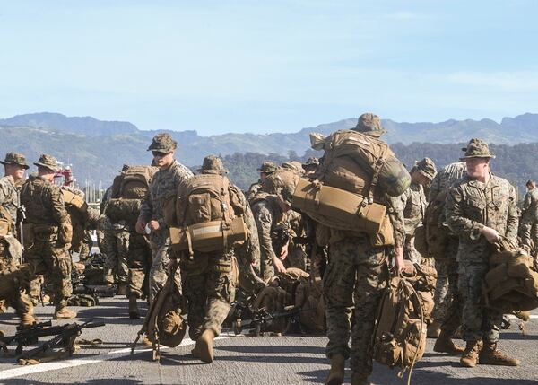 Морские пехотинцы США готовятся покинуть десантный корабль USS Germantown (LSD 42) класса Whidbey 8 октября 2019 года в рамках подготовки к учениям KAMANDAG 3 в Субик-Бей на Филиппинах.  (Специалист по массовым коммуникациям 1-го класса Тони Бертон / Военно-морской флот)