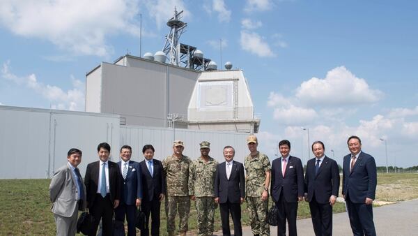 日本の国会議員は、2018年半ば、ルーマニアのイージス語ショアサイトを訪問した。  （MC1 Jeremy Starr /アメリカ海軍）