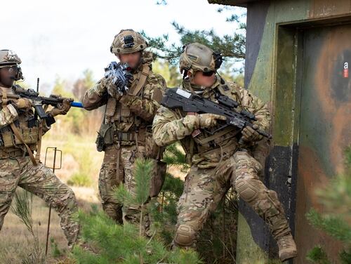 Ukrainian special operations forces and U.S. Army 10th Special Forces Group troops enter a simulated enemy-occupied building during on Dec. 10, 2018. (1st Lt. Benjamin Haulenbeek/Army)