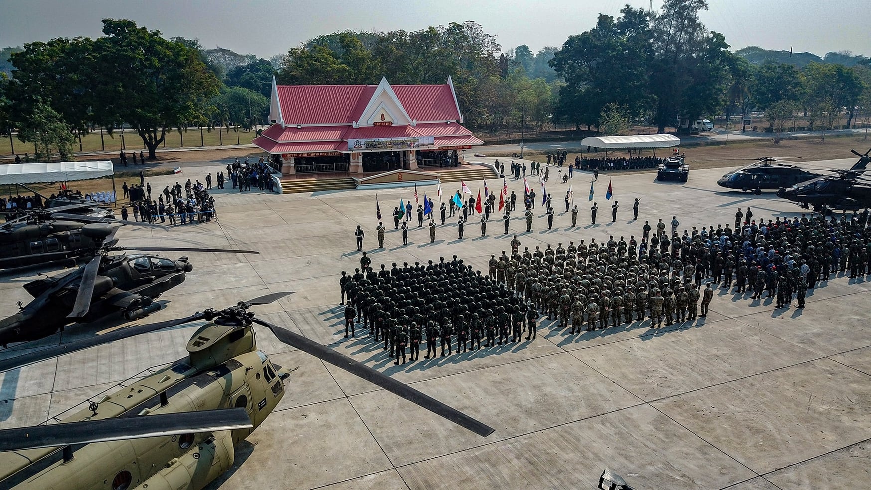 Japonya, Güney Kore, Endonezya ve Malezya'dan hizmet üyeleri 25 Şubat 2020'de Phitsanulok, Tayland'daki Cobra Gold askeri tatbikatının açılış törenine katıldılar. (MC1 Julio Rivera / ABD Donanması)