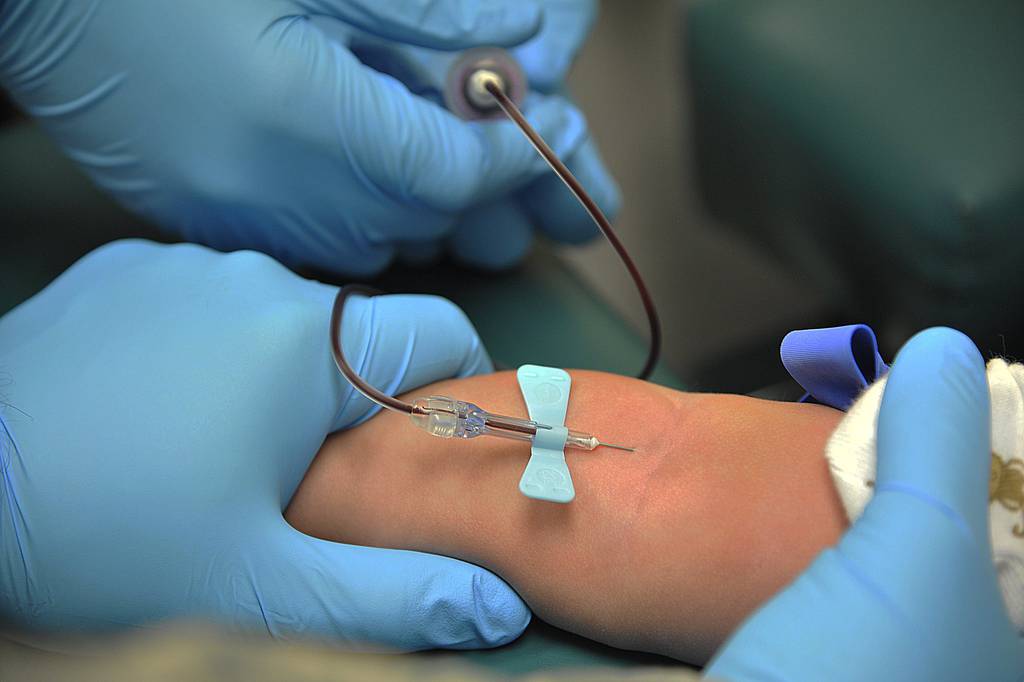 A phlebotomist performs a venipuncture procedure on a patient at Whiteman Air Force Base, Mo., March 18, 2015.
