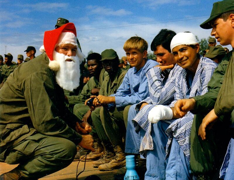 سانتا الميداني يلتقي بالجنود في المستشفى في فيتنام عام 1970 (الجيش)