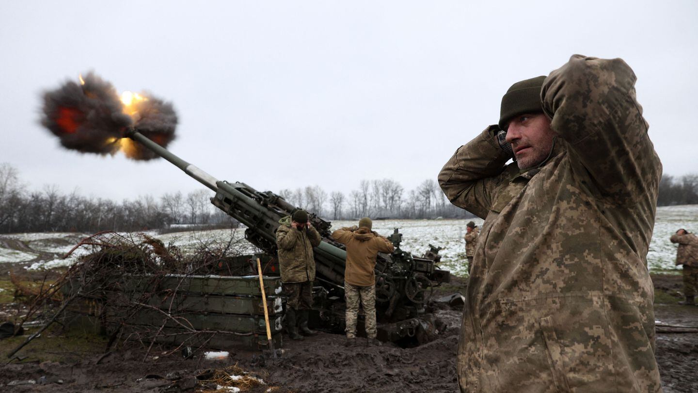 Ukrainian artillerymen fire an M777 howitzer toward Russian positions on Nov. 23, 2022. (Anatolii Stepanov/AFP via Getty Images)