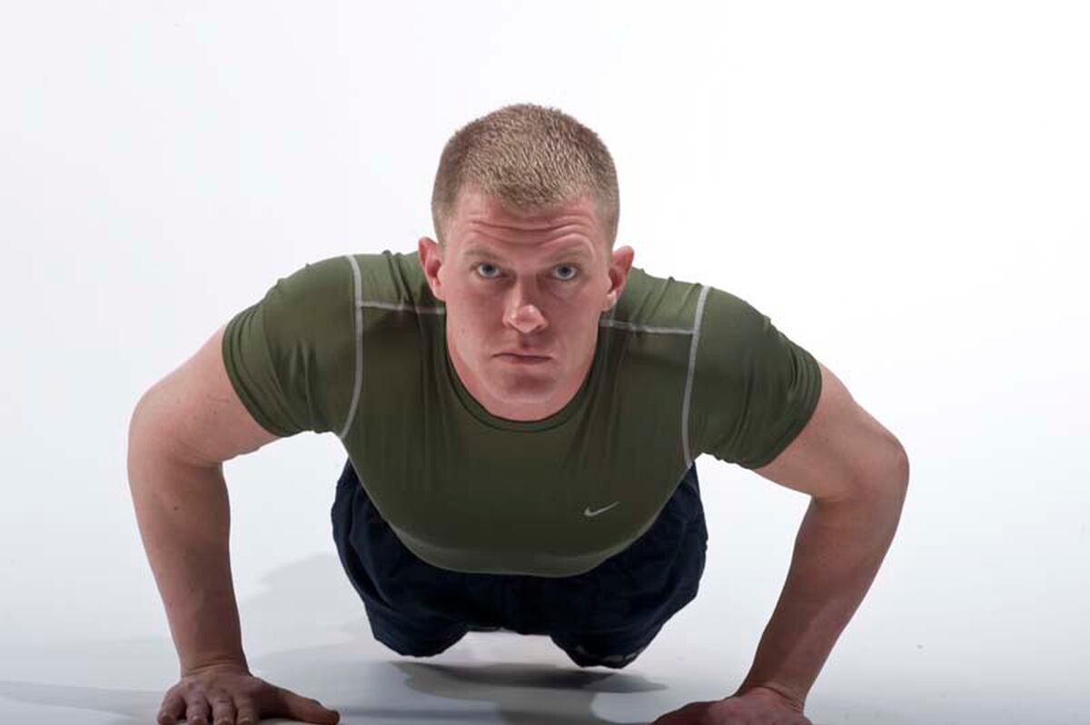 Performing The Perfect Push Up Regs Vary By Service But This Method Will Make You Better Faster Stronger
