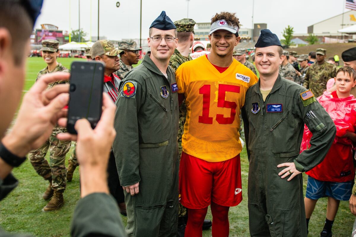 Chiefs Quarterback Mahomes Builds Tiny Homes For Veterans
