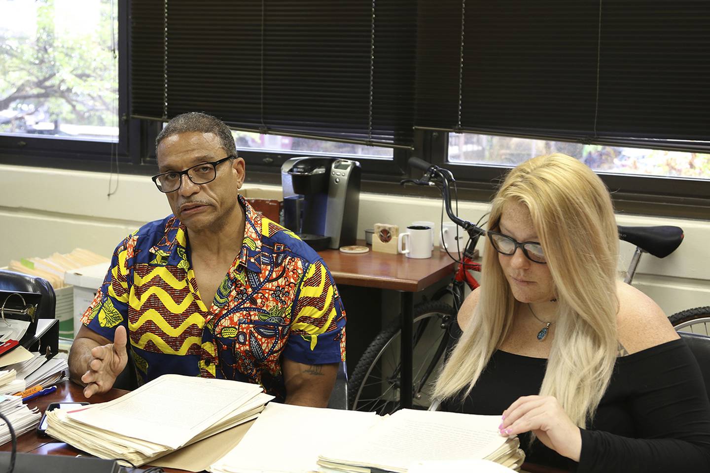 Hawaii Innocence Project co-director Kenneth Lawson, left, explains the case of a former U.S. soldier convicted of a 1982 murder