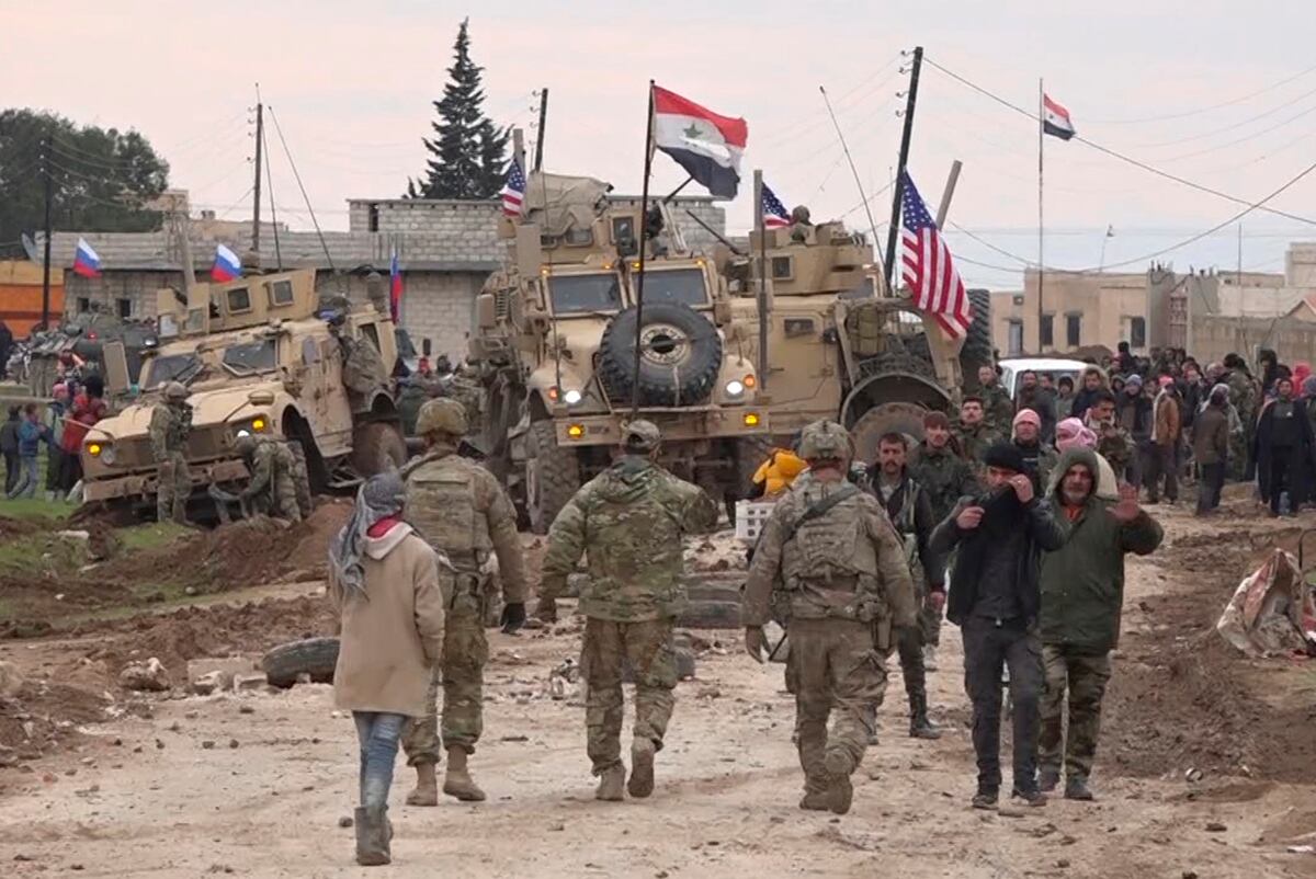 Russian Patrol Vehicle Menyerang Konvoi Militer Amerika di Suriah