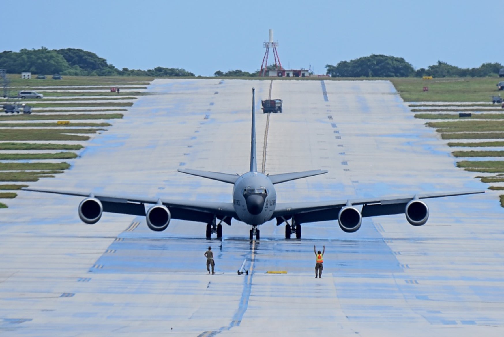 ABD Hava Kuvvetleri KC-135 Stratotanker taksileri 19 Şubat 2020'de Guam, Andersen Hava Kuvvetleri Üssü'ndeki COPE North 20 egzersiz sırasında pistten aşağı. (Staff Sgt. Divine Cox / ABD Hava Kuvvetleri)