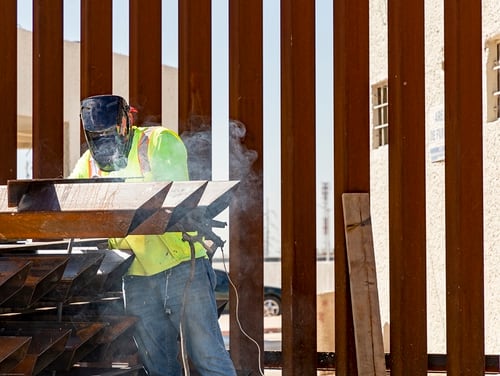 ABD Ordusu Mühendisler Birliği müteahhitleri, 20 Haziran 2019'da istinat duvarlarının tabanlarına inşaat demiri yerleştirdi. Bu proje, ABD Sınır Devriyesi'nin CBP tarafından finanse edilen ve USACE tarafından yürütülen San Diego Sektöründeki yeni sınır duvarı için. (Mani Albrecht / ABD Gümrükleri ve Sınır Koruması)